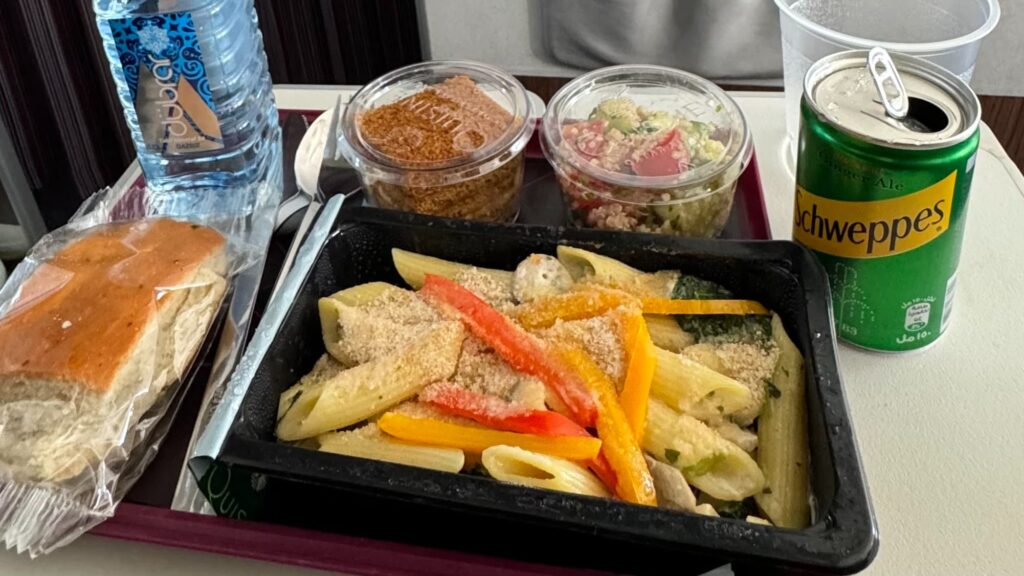 カタール航空機内食クリームパスタ